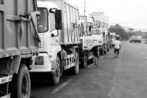 垃圾車排隊(duì)等著卸垃圾，有司機(jī)已等了四五個(gè)小時(shí)