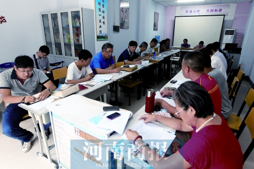 消費者代表和旁聽人員走進社區(qū)，聽取市民關(guān)于鄭州地鐵的意見和建議