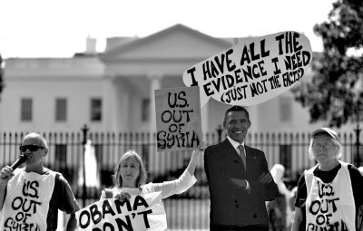 2日，反戰(zhàn)人士在白宮前高舉標語，抗議美國可能對敘動武。