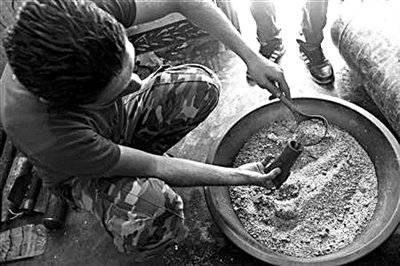 10日，敘反對(duì)派人員正在制作武器。