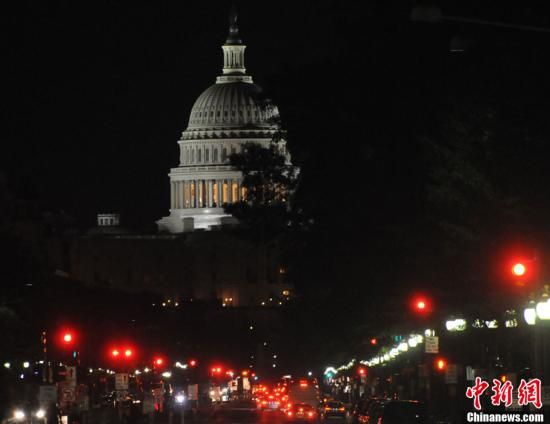 入夜后國(guó)會(huì)山前警燈一片，加強(qiáng)警戒。中新社發(fā) 德永健 攝