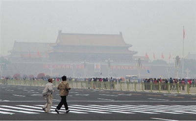 9月29日，游客行走在天安門廣場西側(cè)路上，當(dāng)日霧霾嚴(yán)重。