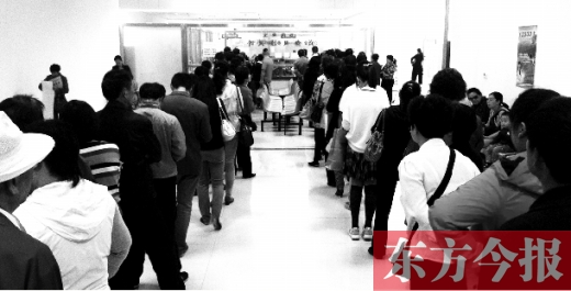 昨日上午，鄭州市社保辦事大廳，辦事的群眾排起長(zhǎng)隊(duì)