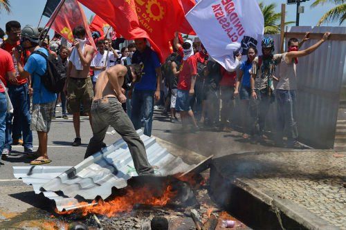 當(dāng)?shù)貢r(shí)間10月21日，巴西里約熱內(nèi)盧近海一座油田舉行開采權(quán)競標(biāo)，引發(fā)示威者抗議，與負(fù)責(zé)安保的大量配槍巡邏士兵發(fā)生沖突。 CFP