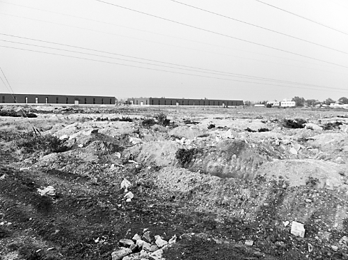 兩年半時(shí)間里，空曠的院子里，只有北側(cè)建成了兩棟空空的廠房。