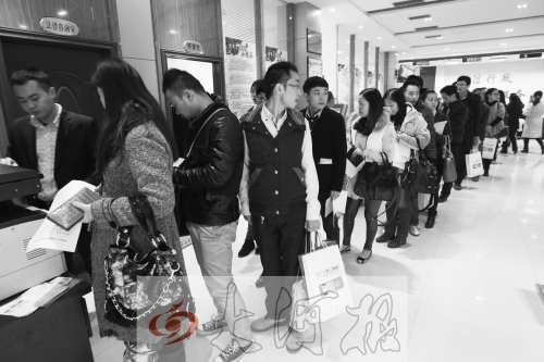 昨天,除復(fù)印材料處有新人排隊(duì)外,金水區(qū)民政局婚姻登記處大廳內(nèi)處未見新人排隊(duì)的火爆場景。