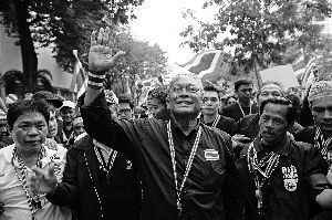 素貼參加游行示威。