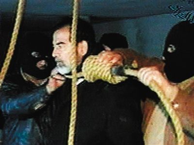 警衛(wèi)給薩達(dá)姆套上絞刑工具。