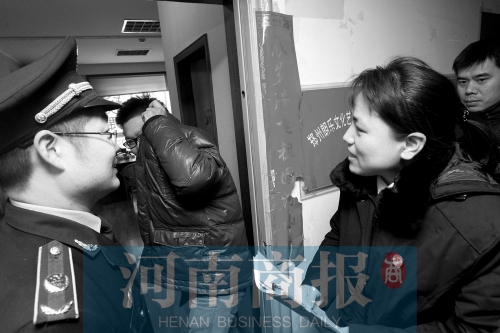 城管巡回法庭法官，到因違反城市管理的受罰當事單位送傳票