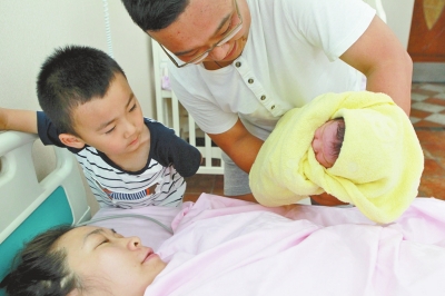 一家四口其樂融融，但二孩證卻讓男主人操心。