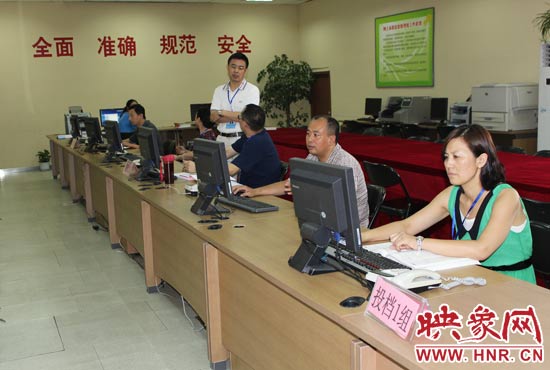 今年我省高招錄取工作正在平穩(wěn)正常開(kāi)展，圖為投檔組工作人員。