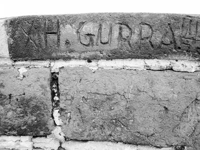 　　圖為長城城墻上的刻痕。記者 王昊魁攝　