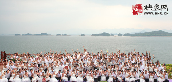 初夏喜宴八方客,千島笑迎粉佳人。
