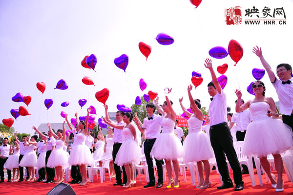 初夏喜宴八方客,千島笑迎粉佳人。