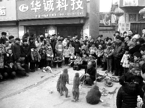 比春運(yùn)更擠的地方是?？h廟會(huì)(組圖)