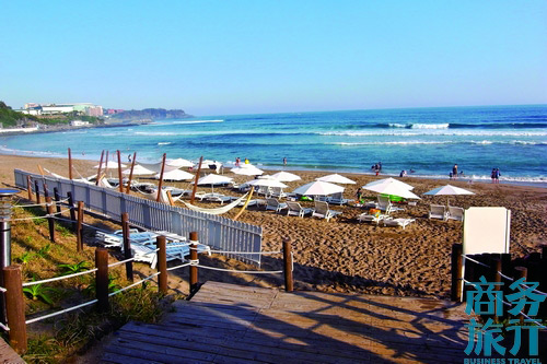 有一段偶來(lái)小路經(jīng)過(guò)新羅酒店所在的沙灘。