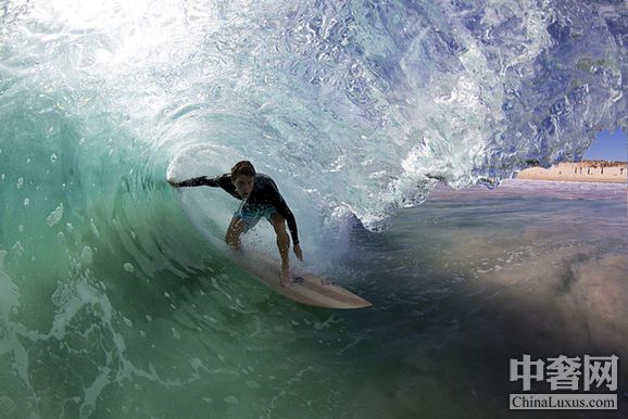 與海浪搏擊 全球十個(gè)最美麗的沖浪勝地