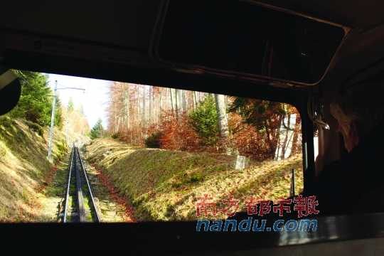 小火車一路向上，沖破云層，豁然開朗，乘客們的歡呼聲適時響起，一切漸入佳境。