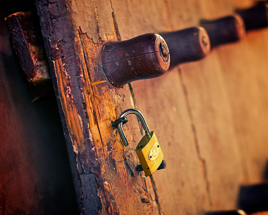 木門斑駁、銅鎖閑掛