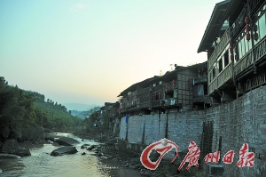 　　夕陽下的古鎮(zhèn)。　