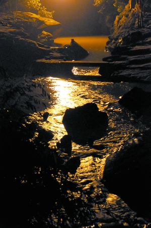 　　夜幕下古鎮(zhèn)江邊。　