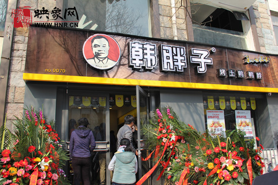 　　“韓胖子”千只茶香雞茶香鴨捐贈環(huán)衛(wèi)工人、農(nóng)民工學子和鄭州市社會福利院。