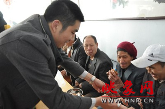 　　“韓胖子”千只茶香雞茶香鴨捐贈環(huán)衛(wèi)工人、農(nóng)民工學子和鄭州市社會福利院。