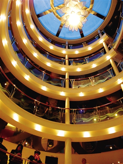 　　上下7層全部打通的大廳。