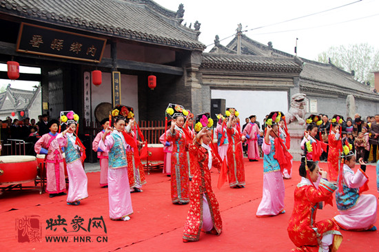 游客參觀清明小長假新推出的本土特色節(jié)目《鼓樂迎賓》。