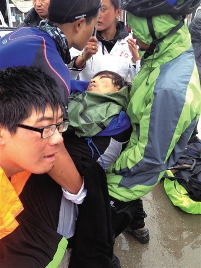 事發(fā)后,有驢友幫忙救治李翔(中)。驢友供圖