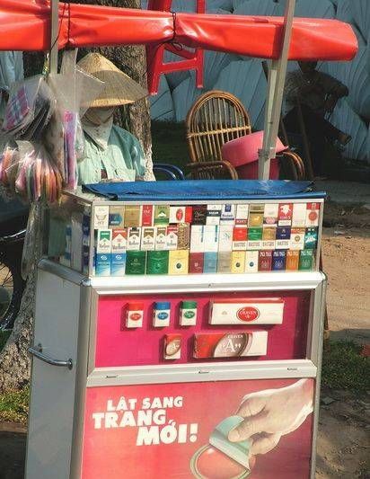 　煙攤，越南街頭隨處都是這樣的流動小攤。