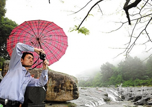 九鯉湖景區(qū)大霧籠罩,霧中美景若隱若現(xiàn),宛如人間仙境。