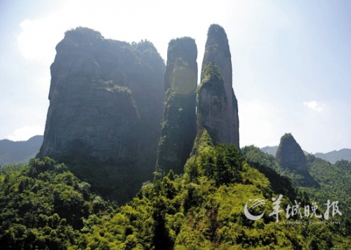 江郎山以“三爿石”著稱,三爿高約319米的巨石凌空而起。