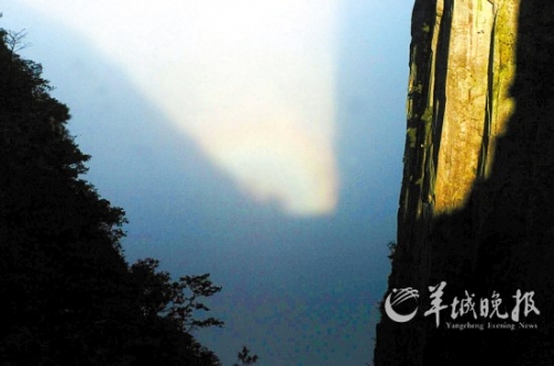 武功山四絕之一的“云海佛光”在大雨過后出現(xiàn)。