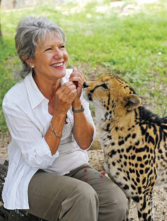 　　自然保護(hù)區(qū)、瀕危動(dòng)物 中心、奢華營(yíng)地酒店,無一不是Lente女士熱愛動(dòng)物和大自然的杰作