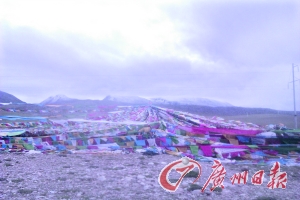 沿途遍地可見的五彩經(jīng)幡。