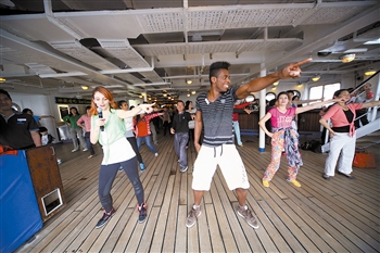 　　游客在“海娜號(hào)”郵輪甲板上共舞。