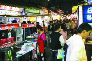 　　品味臺(tái)灣,又怎能錯(cuò)過那些親民夜市。
