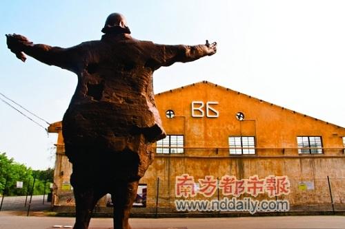 　　紅專(zhuān)廠有著時(shí)代的銹跡,明晚將和新銳的電子音樂(lè)碰撞