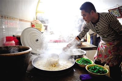 榆林的羊雜湯總是要加上大量的粉條。