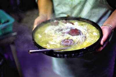 酸菜燉血腸是長(zhǎng)白山一帶常見(jiàn)的菜品,有著東北地區(qū)典型的質(zhì)樸、實(shí)在的風(fēng)格。