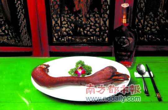 人頭馬誠印干邑白蘭地是高端宴席的佐餐佳釀，圖為鹵水老鵝頭