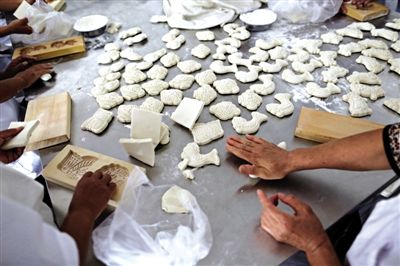 面花是黃驊最有特色的一種面食，常見于各種禮事和節(jié)日宴席上，充滿了儀式感。