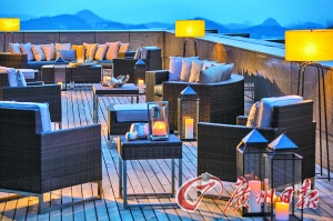 露臺(tái)能觀賞美麗山色。