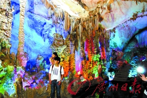 五光十色的封開(kāi)龍山溶洞步移景換,令人贊嘆。