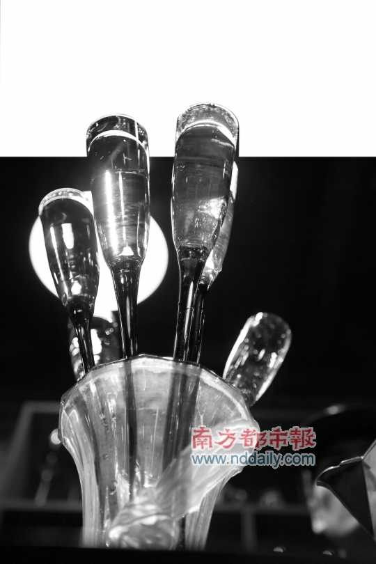 調(diào)制好的雞尾酒倒在造型奇特的玻璃杯中。