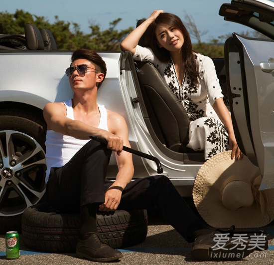 白色連衣裙配黑色花紋，個(gè)性優(yōu)雅