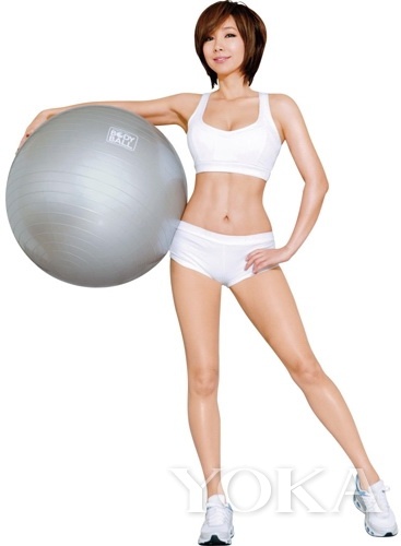 這個辣姐已經是46歲超高齡啦，看人家的鉆石型小腹