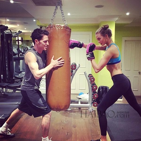 超?？ɡ颉た藙谒?(Karlie Kloss) 近期健身私照