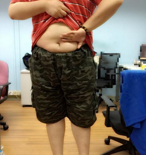 反手摸肚臍，逗b示范哈哈......